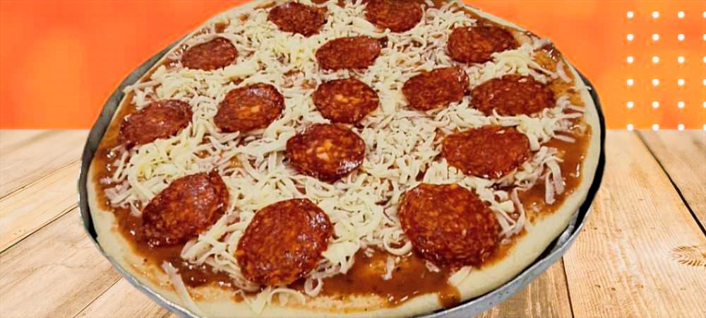 Pizza de pepperoni artesanal da Kukinha com queijo derretido e fatias crocantes